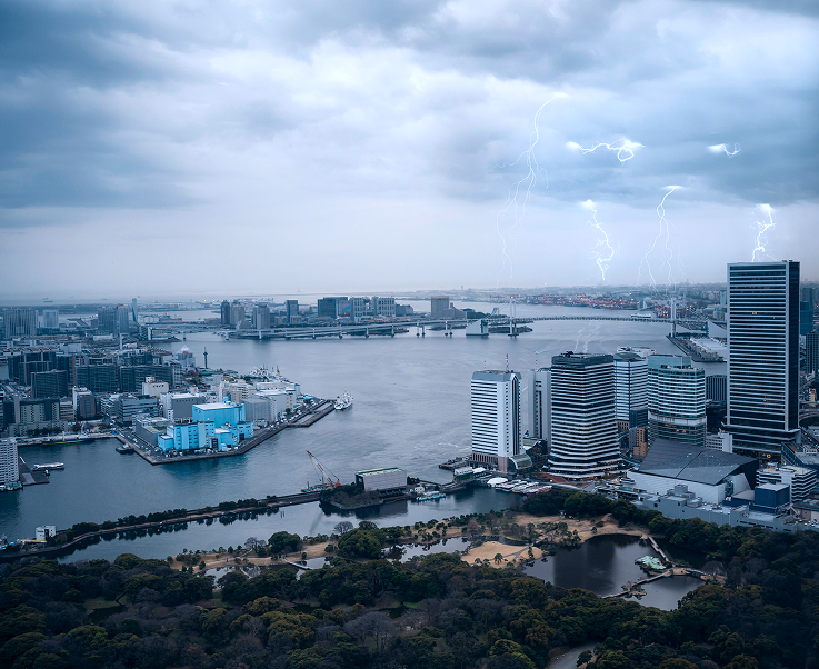 heavy-lightning-in-evening-in-a-city